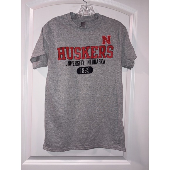 Captivating Other - University Nebraska Men's Small T-Shirt Cornhuskers (Gray) Fast Shipping! SM New